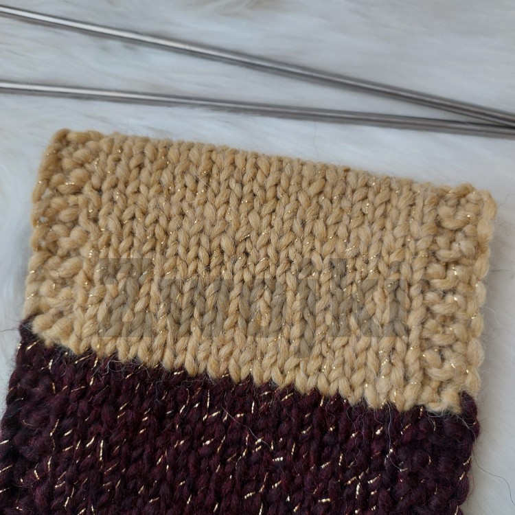 Zwoki Bulky Shin/miód/~150m
Próbka wykonana na drutach nr 6mm