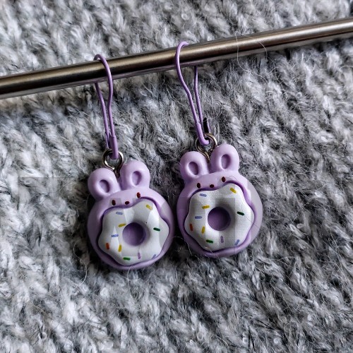 Znaczniki dziewiarskie króliczki donuty/do drutów i szydełka / agrafka / 2 szt.