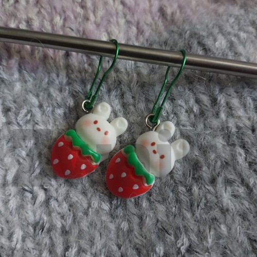 Znaczniki dziewiarskie króliczki - truskawki/do drutów i szydełka / agrafka / 2 szt.