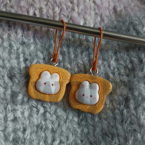 Znaczniki dziewiarskie króliczki - tosty/do drutów i szydełka / agrafka / 2 szt.