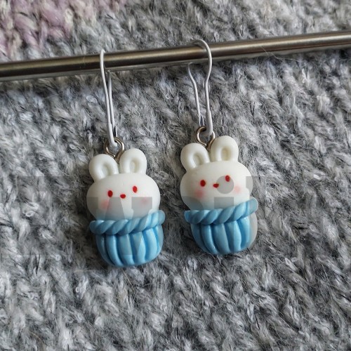 Znaczniki dziewiarskie króliczki w sweterkach/do drutów i szydełka / agrafka / 2 szt.