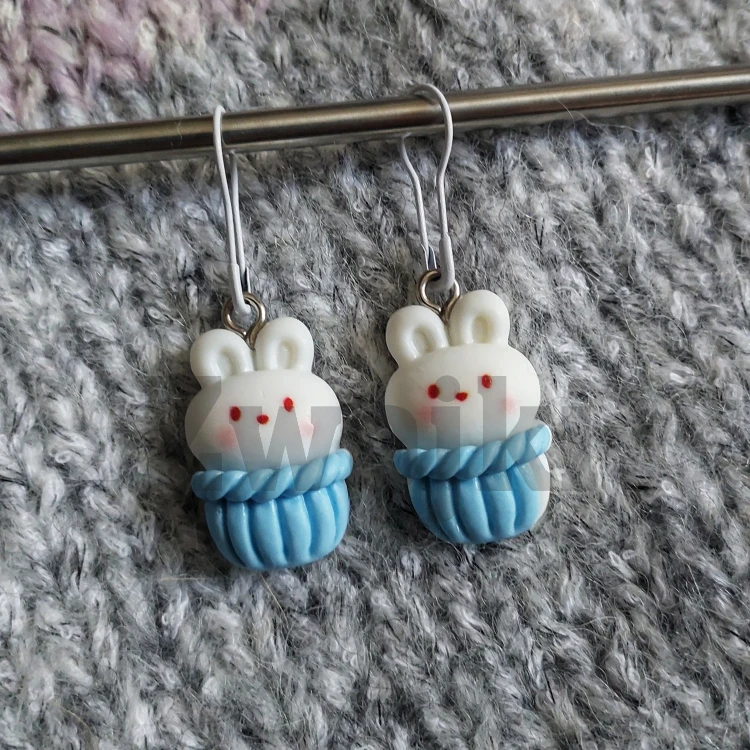 Znaczniki dziewiarskie króliczki w sweterkach/do drutów i szydełka / agrafka / 2 szt.