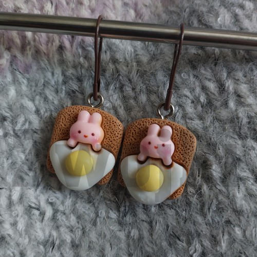 Znaczniki dziewiarskie króliczki - tosty z jajkiem/do drutów i szydełka / agrafka / 2 szt.